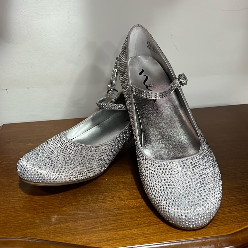 Nina Silver Satin Shoes Size 6 worn once